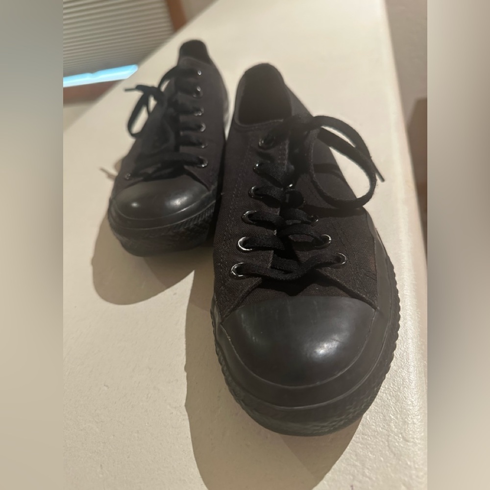 Converse All Star All Black Men’s Size6/Women’s Size 8 tennis. Great condition!